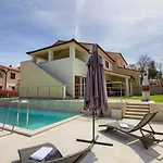 Villa Complex Of 2 Olivia-mar, 2 Private Pools, Up To 20 Persons Only 200m From The Banjole