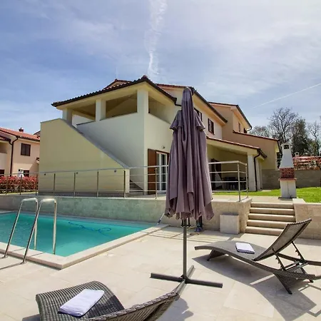 Villa Complex Of 2 Olivia-mar, 2 Private Pools, Up To 20 Persons Only 200m From The Banjole