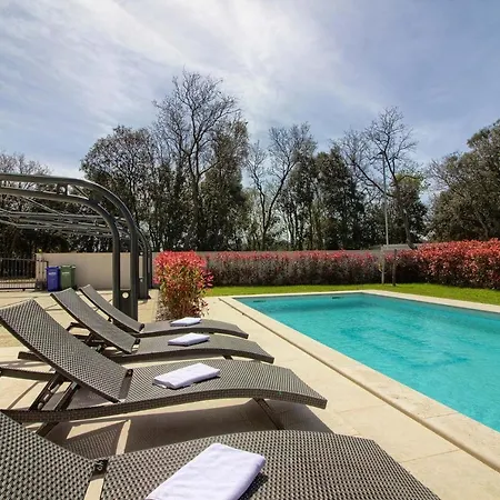 Complex Of 2 Olivia-mar, 2 Private Pools, Up To 20 Persons Only 200m From The Банджоле