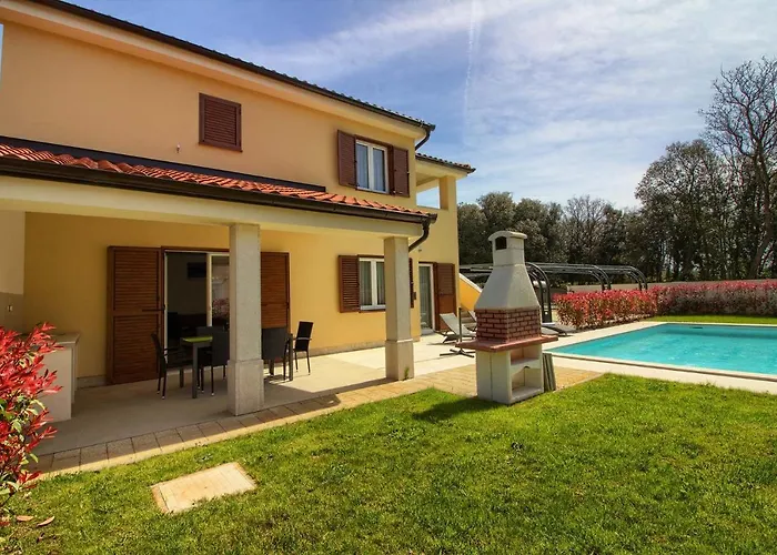 Complex Of 2 Olivia-mar, 2 Private Pools, Up To 20 Persons Only 200m From The Villa Banjole