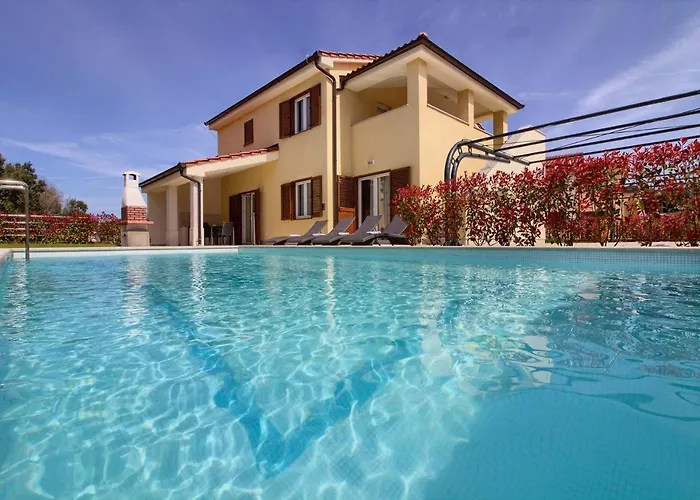 Complex Of 2 Olivia-mar, 2 Private Pools, Up To 20 Persons Only 200m From The * Banjole
