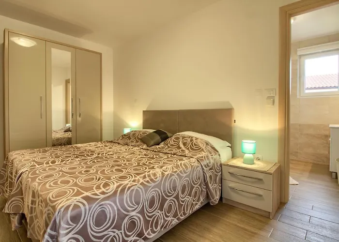 Complex Of 2 Olivia-mar, 2 Private Pools, Up To 20 Persons Only 200m From The Villa Banjole