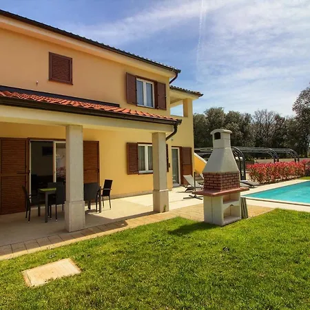 Complex Of 2 Olivia-mar, 2 Private Pools, Up To 20 Persons Only 200m From The Villa Banjole