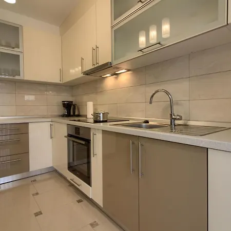 Complex Of 2 Olivia-mar, 2 Private Pools, Up To 20 Persons Only 200m From The Villa Banjole