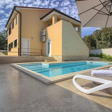 Complex Of 2 Olivia-mar, 2 Private Pools, Up To 20 Persons Only 200m From The * Banjole