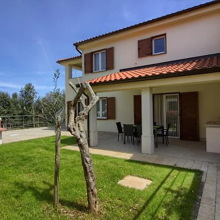 Complex Of 2 Olivia-mar, 2 Private Pools, Up To 20 Persons Only 200m From The Villa Banjole