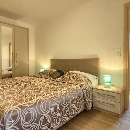 Complex Of 2 Olivia-mar, 2 Private Pools, Up To 20 Persons Only 200m From The Villa Banjole